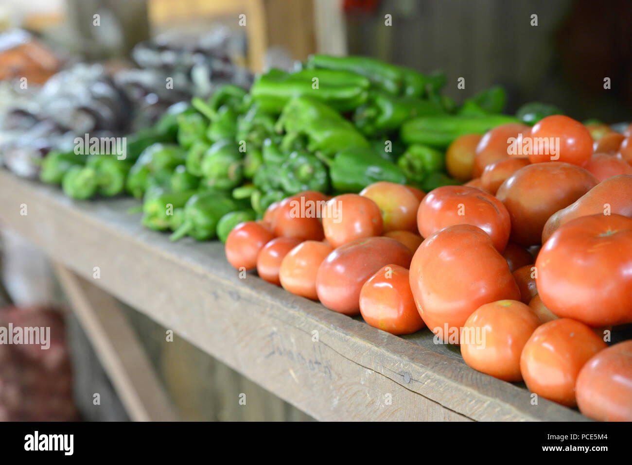 Tutti i tipi di verdura biologica su un mercato rurale di tabella Foto Stock