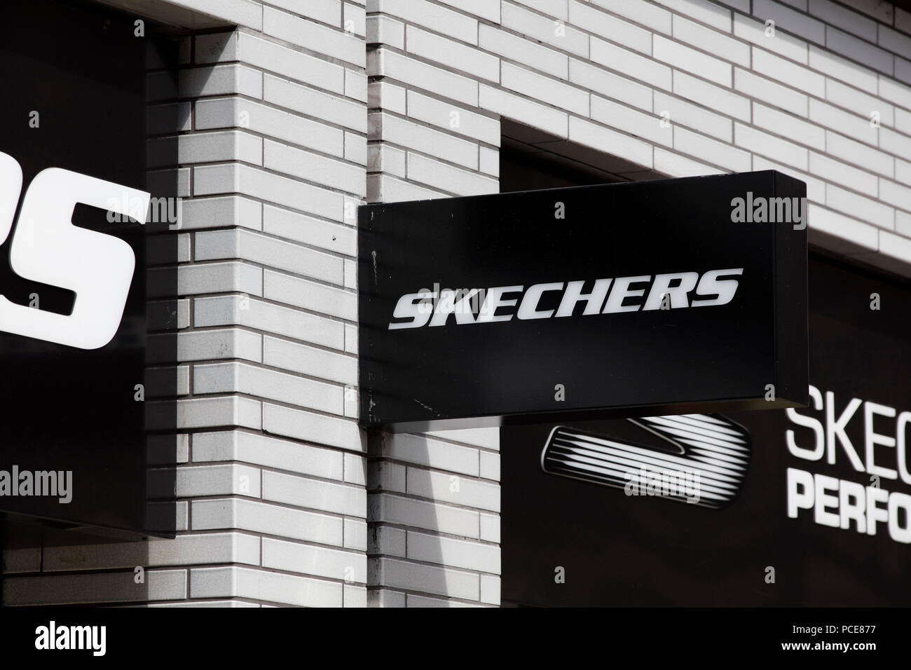 skechers london