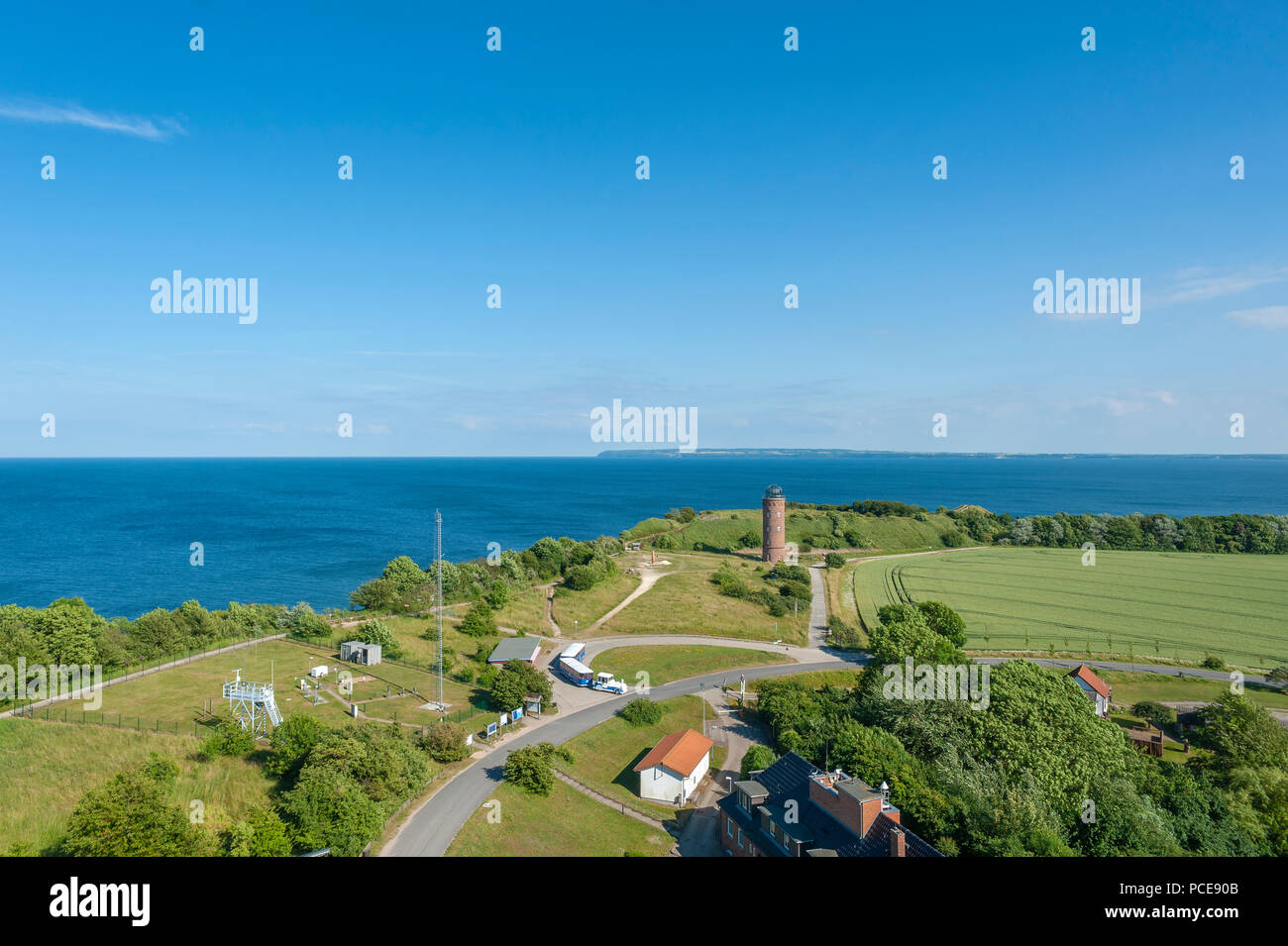 Vista dal nuovo faro di Cape Arkona per il Mar Baltico e l'ex Marinepeilturm tower con il treno turistico Cape-Arkona-rail, Putgarten, Foto Stock