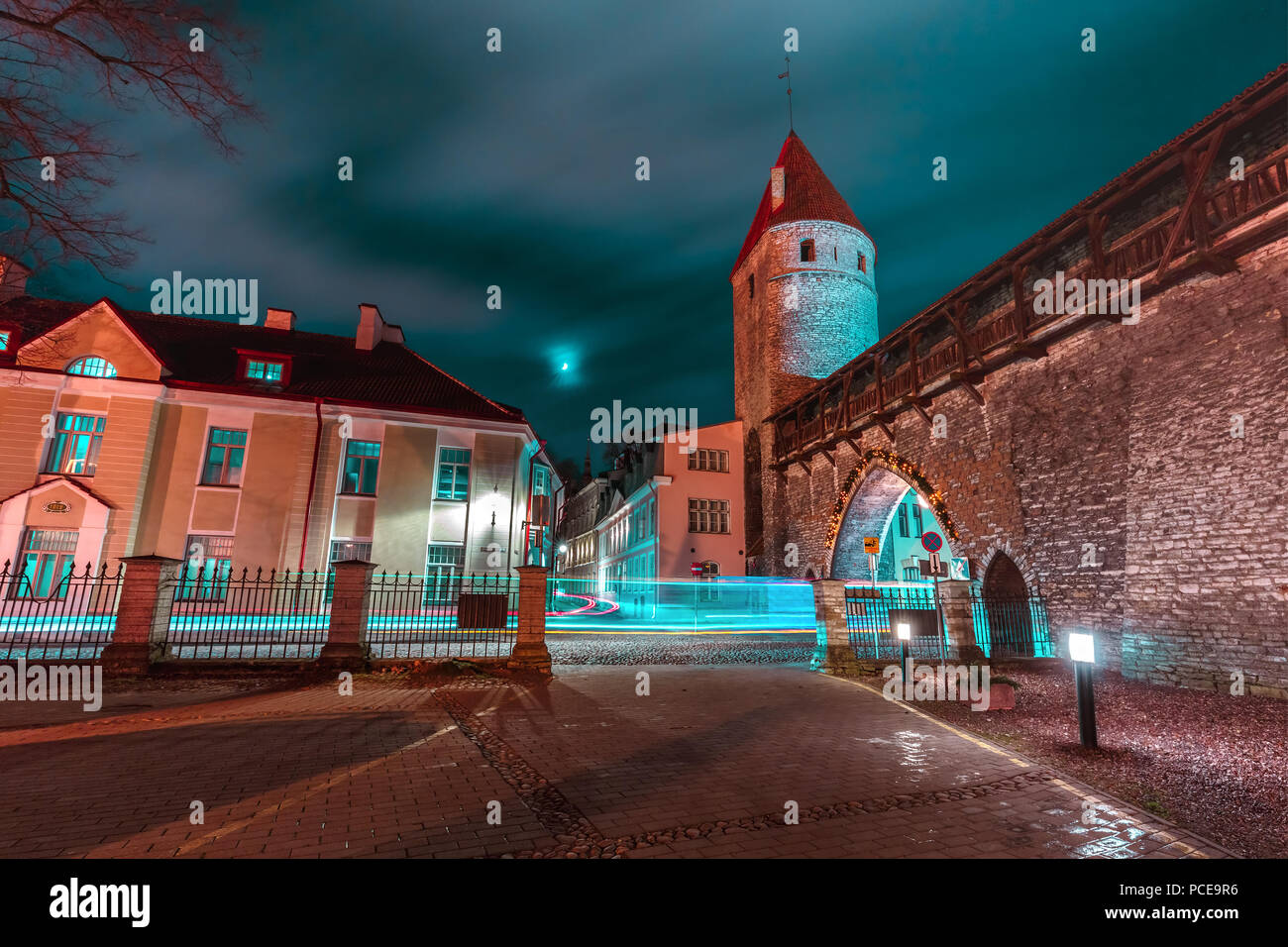 Di notte la Città Vecchia di Tallinn, Estonia Foto Stock