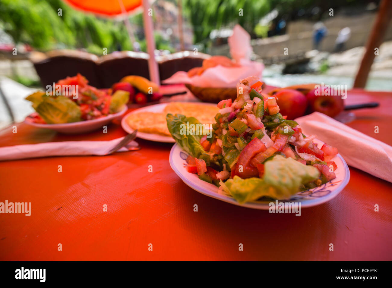 Tajina marocchina servita nella cucina di strada mercati in Marrakech Foto Stock