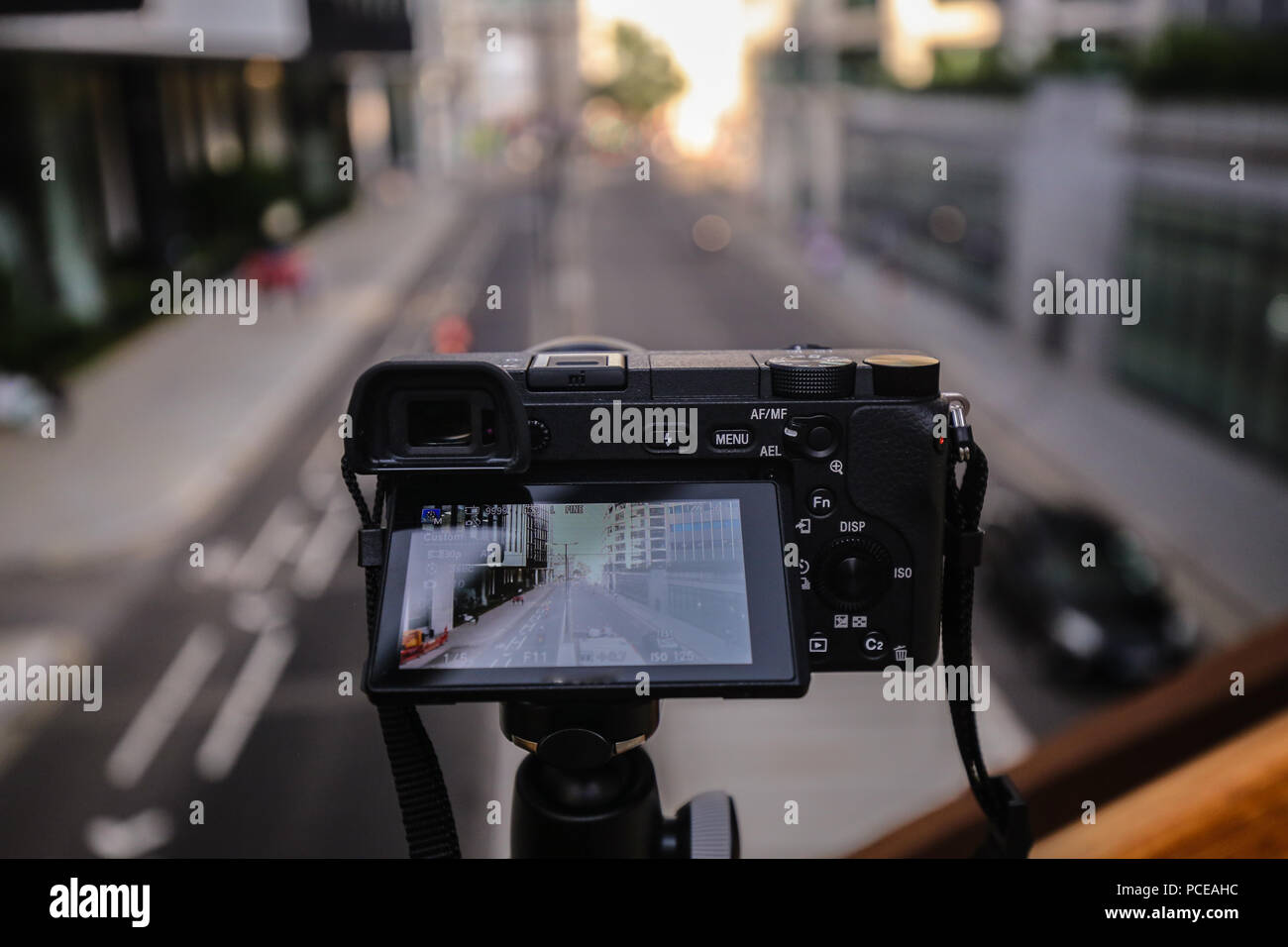 Mirrorless le riprese della telecamera un timelapse nel centro della città Foto Stock