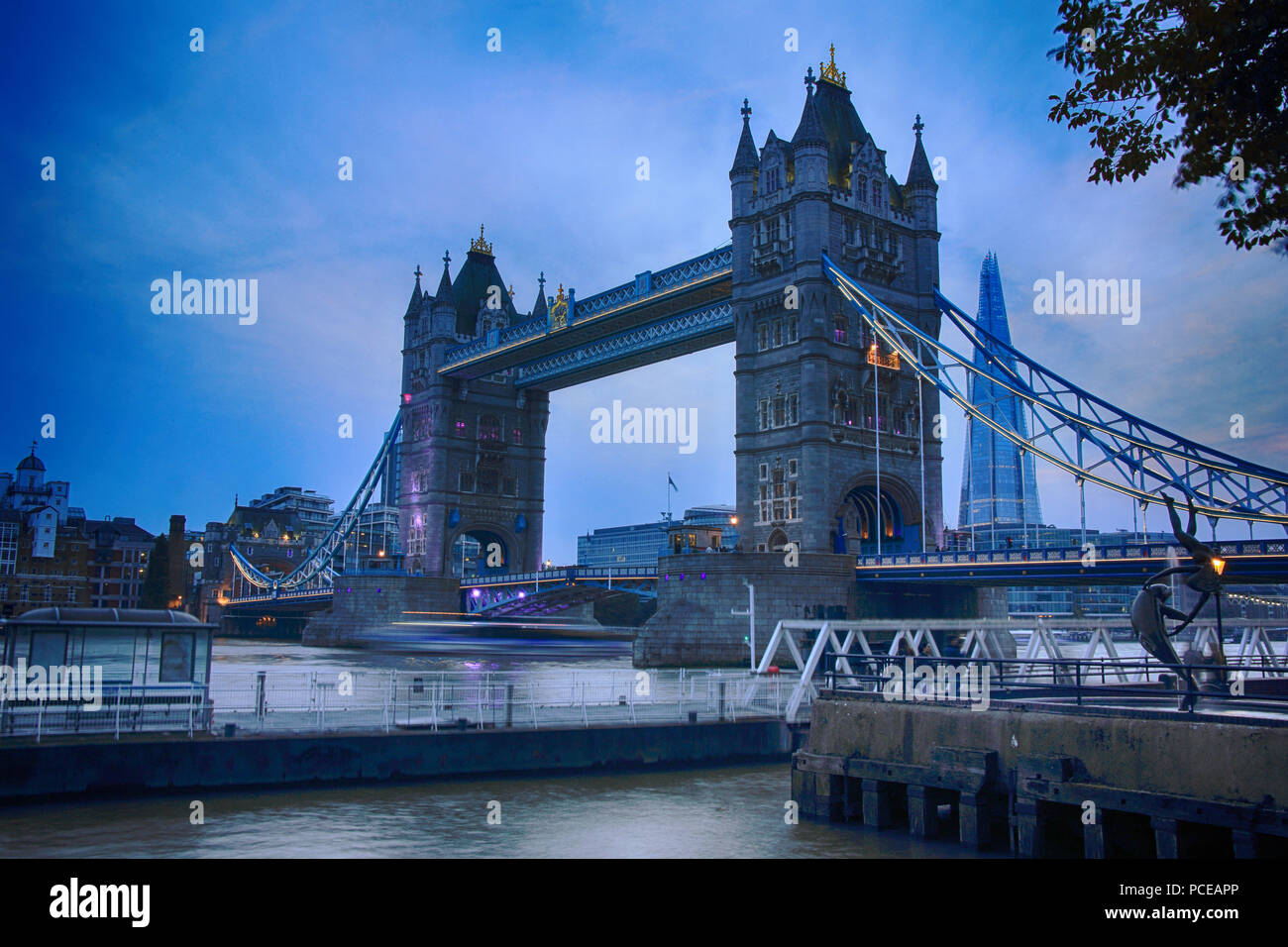 Il Tower Bridge di notte, Londra Foto Stock