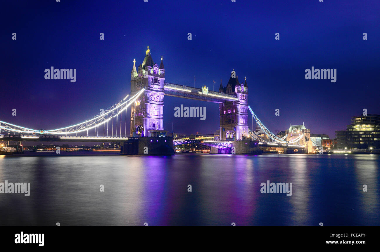 Il Tower Bridge di notte, Londra Foto Stock