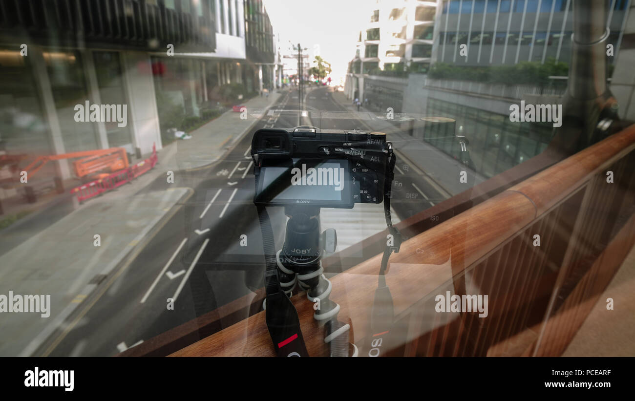 Mirrorless le riprese della telecamera un timelapse nel centro della città Foto Stock