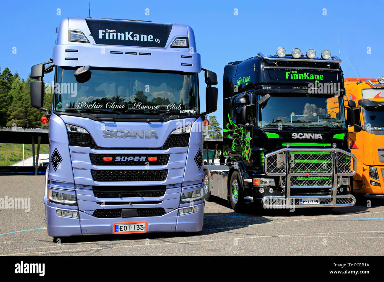 Blu di generazione successiva e in bianco e nero e calce Scania camion del Team Finnkane Oy sul carrello Tawastia Weekend 2018, evento pubblico. Foto Stock