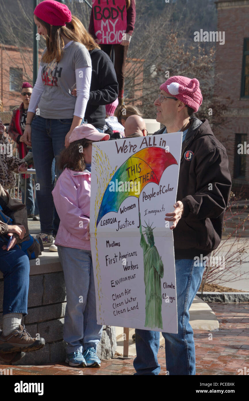 ASHEVILLE, North Carolina, Stati Uniti d'America - 20 gennaio 2018: un uomo bianco che indossa un creative Pussyhat con ovaie detiene un arcobaleno segno colorato nel 2018 donne Foto Stock