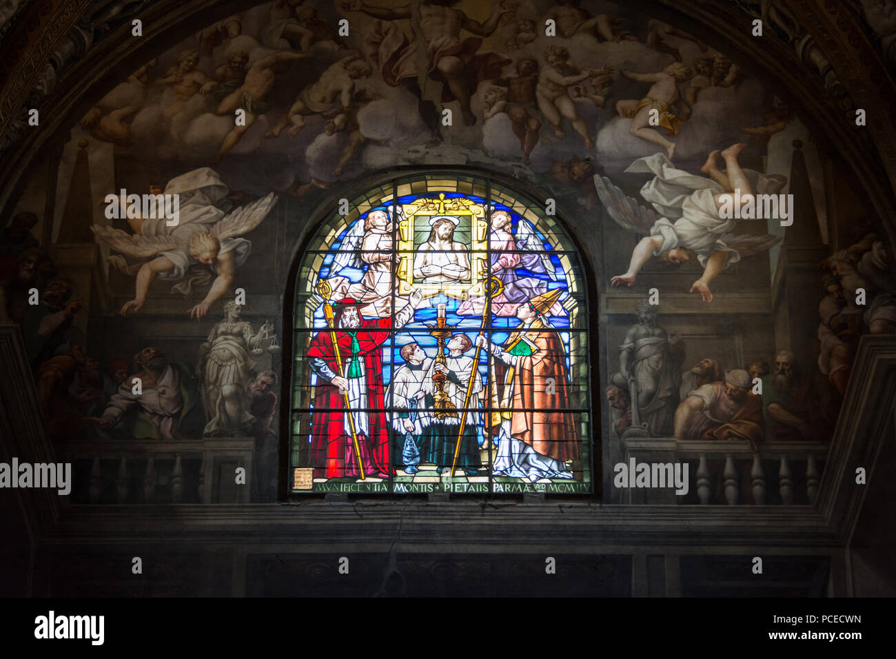 Colorato la chiesa italiana vista interna - Vitraux Foto Stock