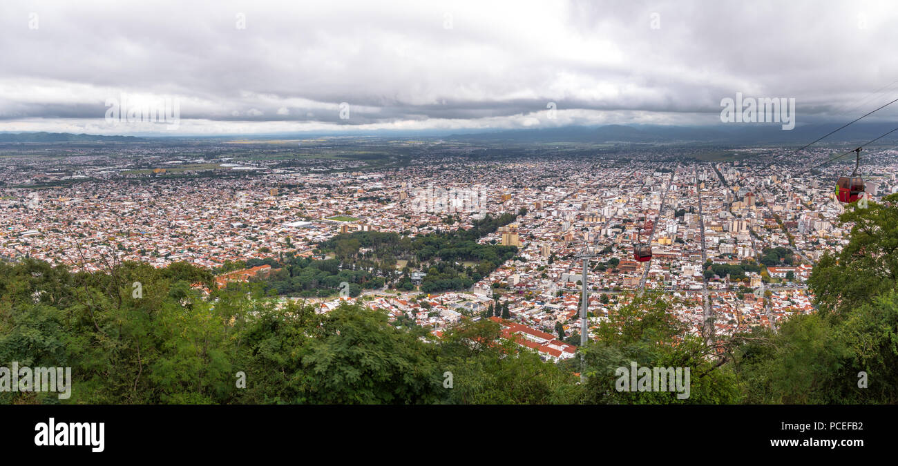 Vista aerea della città di Salta e la funivia da Cerro San Bernardo viewpoint- Salta Argentina Foto Stock