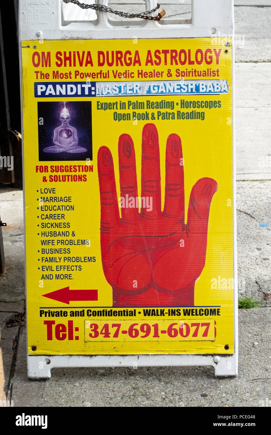 Un astrologo pandith's sign offrendo per risolvere una serie di problemi da spiriti maligni e la depressione per la famiglia e la sfortuna. Queens, NYC Foto Stock