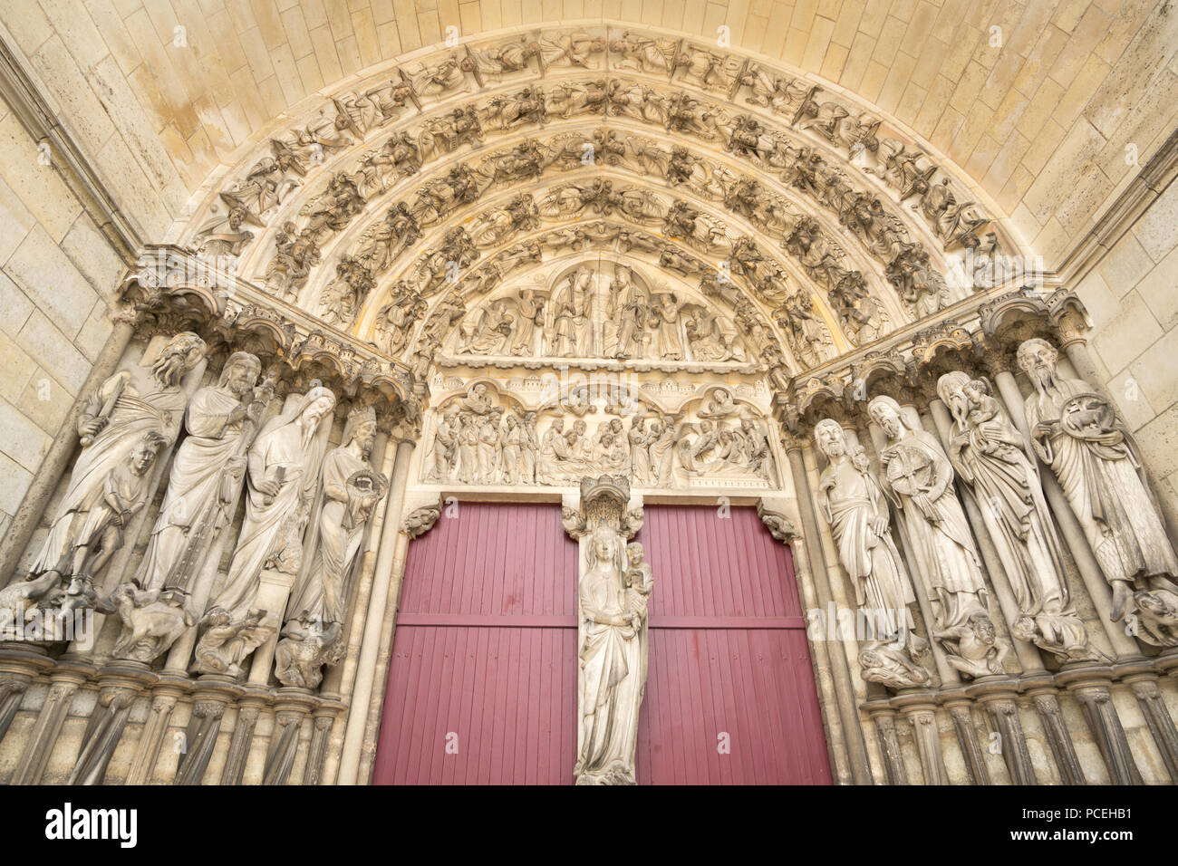 Il portale centrale della facciata ovest della cattedrale di Laon, Francia, Europa Foto Stock