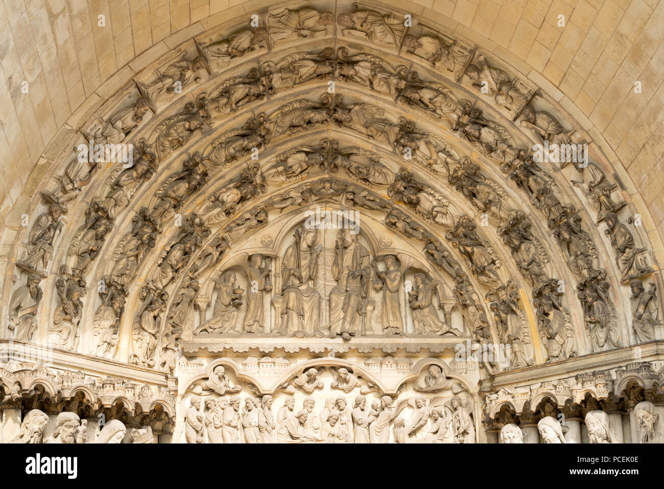 Il timpano sopra il portale centrale della cattedrale di Laon, Francia, Europa Foto Stock