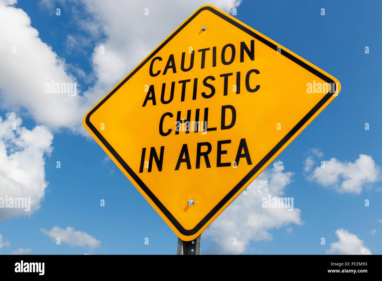 Spia gialla di Attenzione bambino autistico nella zona di traffico mi segno Foto Stock