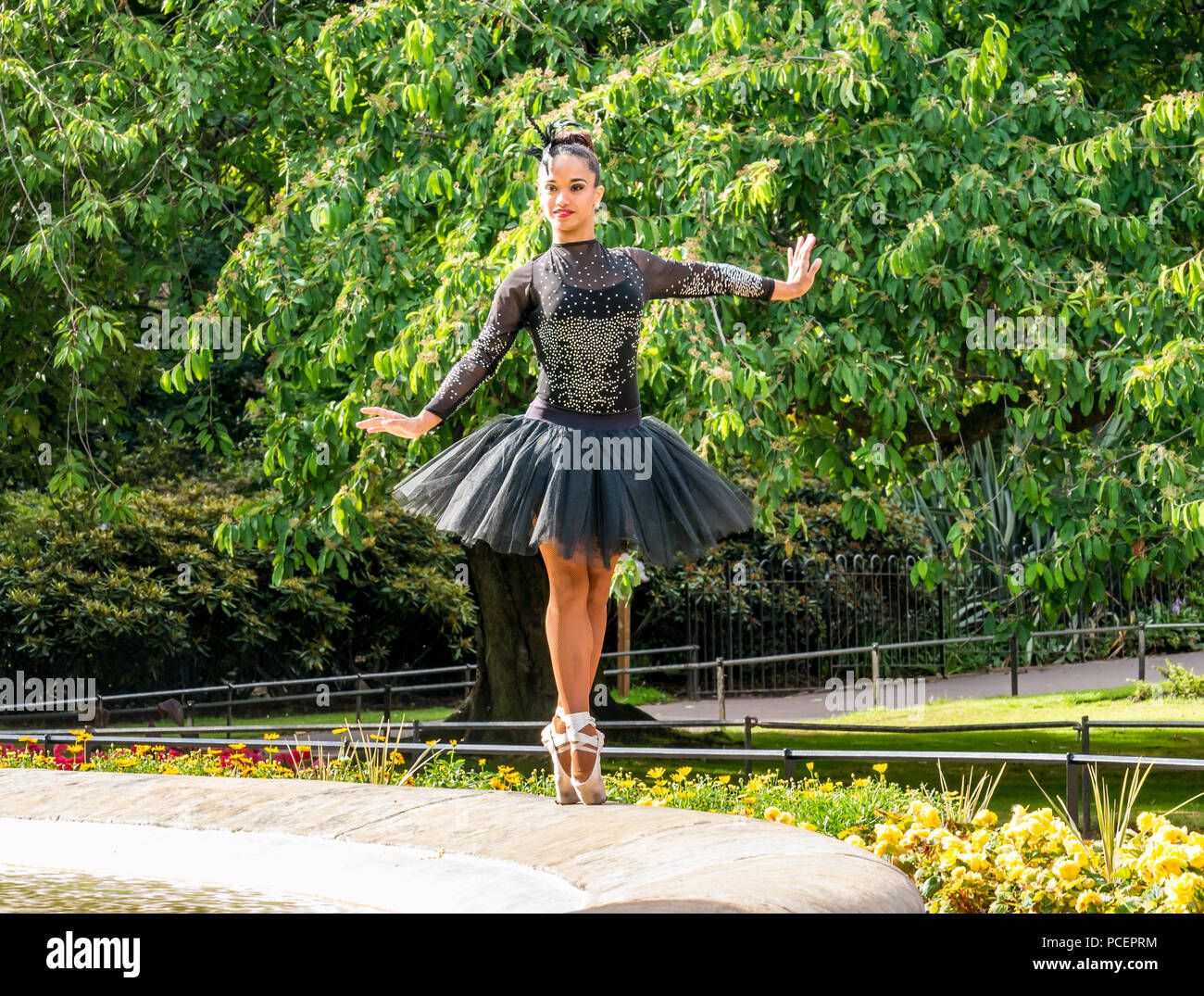 Photocall per la ballerina cubana Beatriz Torres Cuellar, UniverSoul Circus, i giardini di Princes Street, Edimburgo, Scozia, Regno Unito durante il Fringe Festival Foto Stock