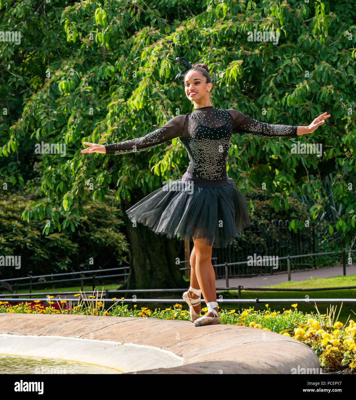Photocall per la ballerina cubana Beatriz Torres Cuellar della UniverSoul Circus, i giardini di Princes Street, Edimburgo, Scozia, Regno Unito durante il Fringe Festival Foto Stock