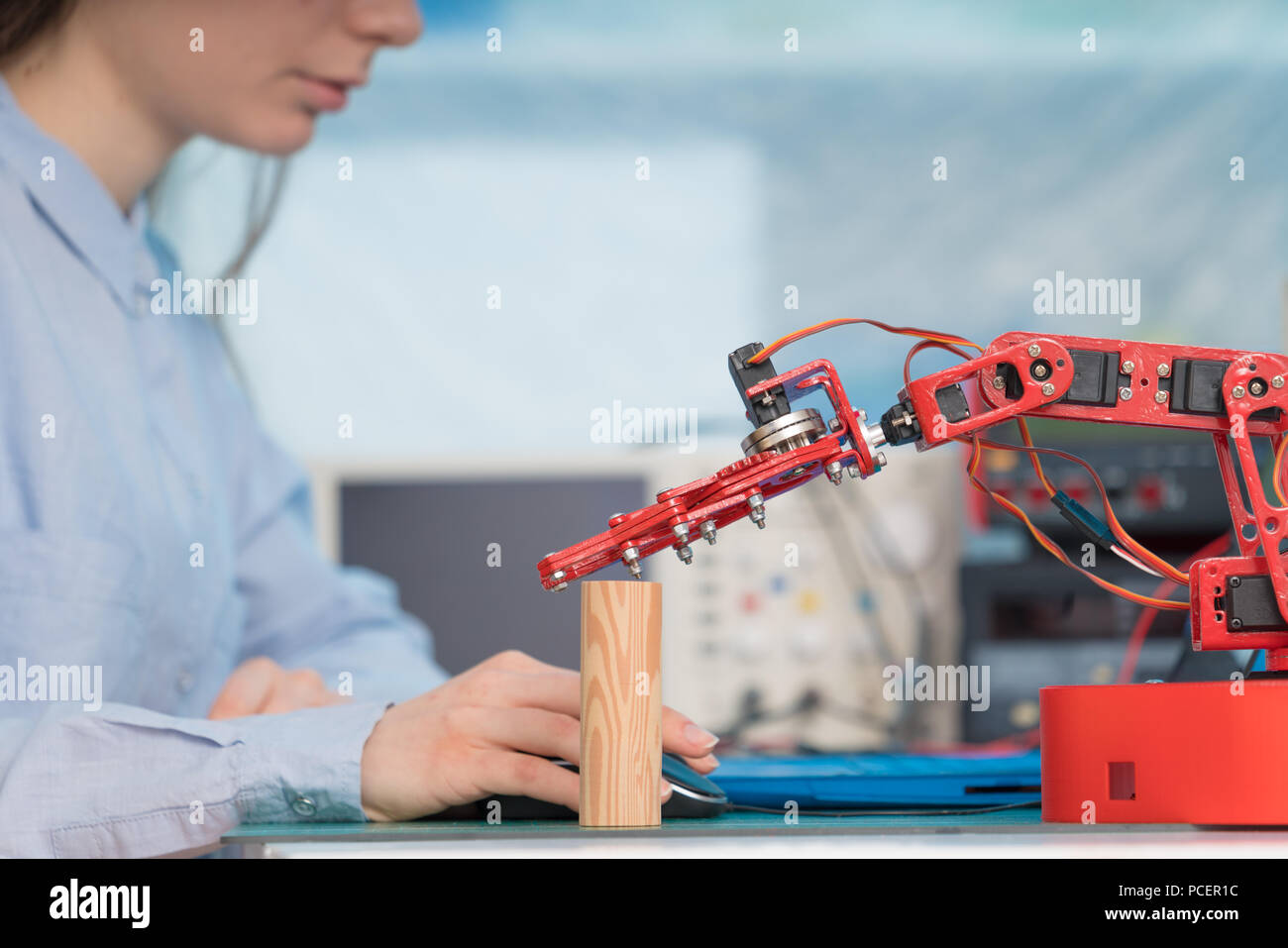 Ragazza di studenti nella classe di robotica Foto Stock