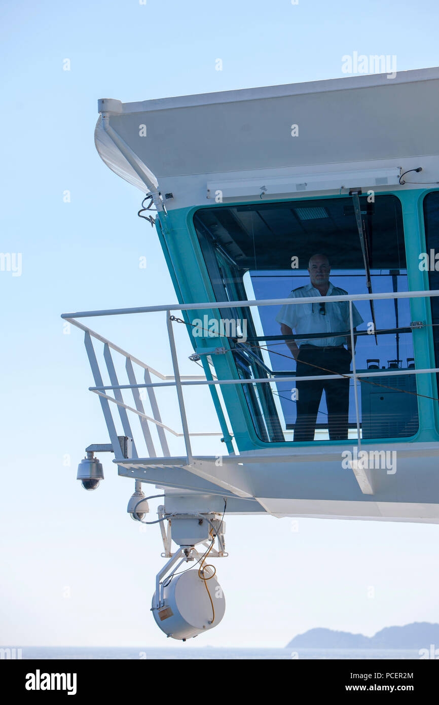 Capitano Teo Strazicic sul ponte del Royal Caribbean indipendenza dei mari nave da crociera Foto Stock