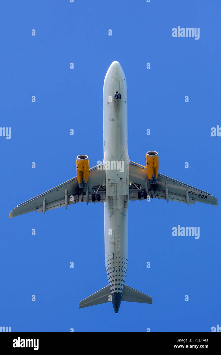 Ce-MQB Vueling Airbus A321 flying overhead in Barcellona in Spagna Foto Stock