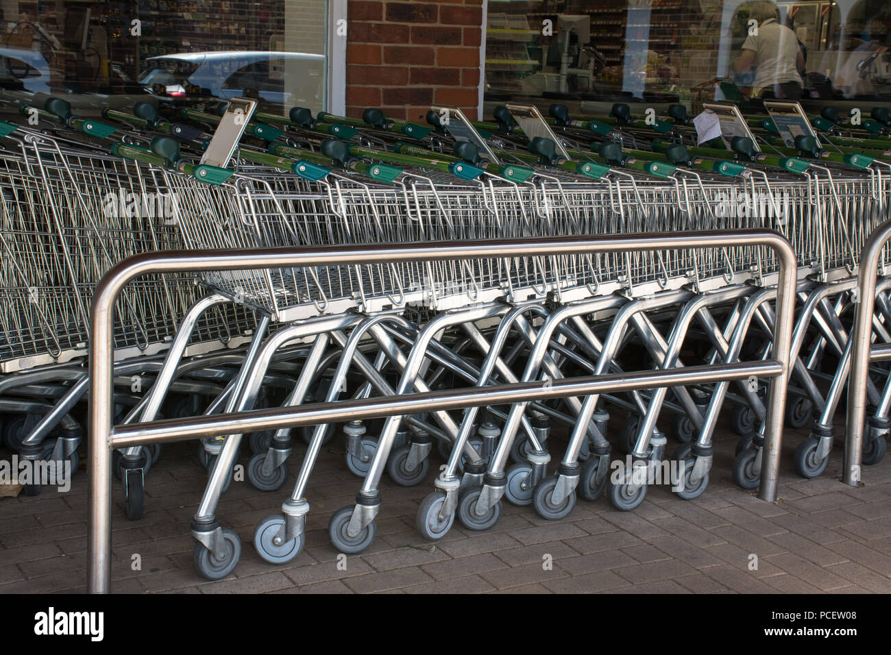 Carrelli della spesa al di fuori di un Supermercato UK Foto Stock