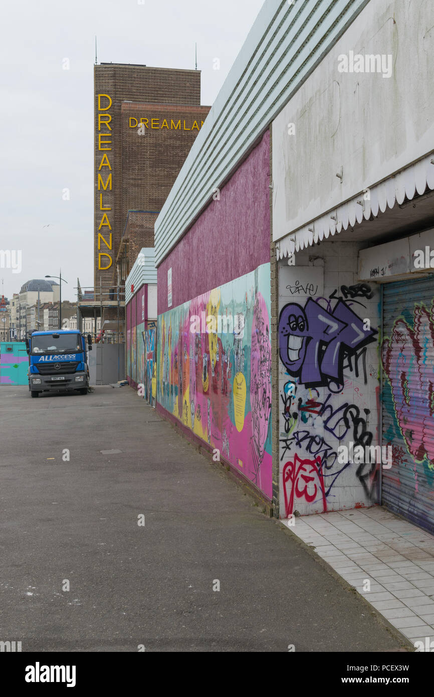 Autocarro Parcheggiato fuori Dreamland durante i lavori di ristrutturazione, Margate, Kent Foto Stock