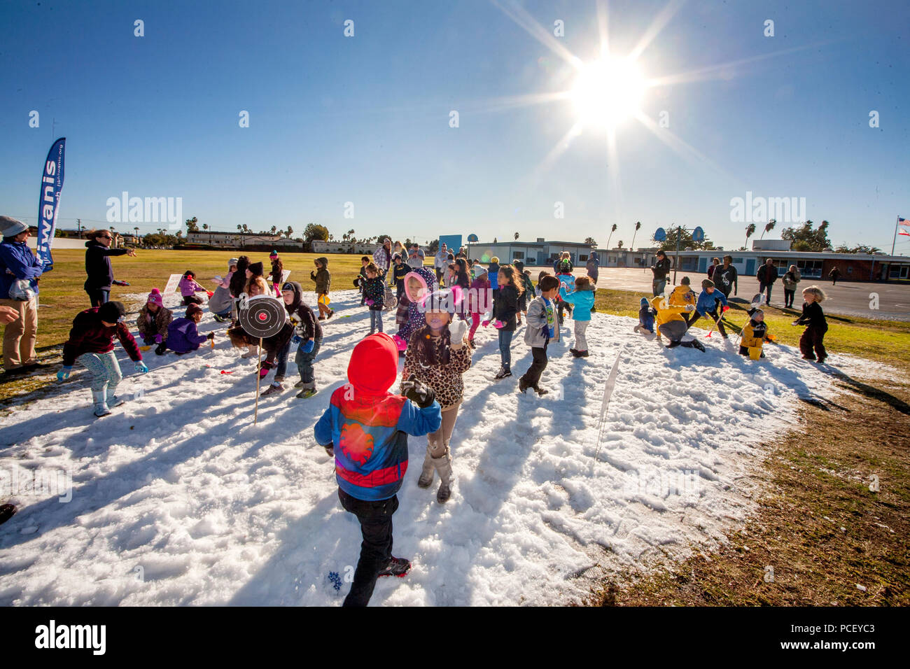 Multirazziale gli allievi che non hanno mai visto la neve giocare su 10 tonnellate di spettacolo artificiale sulla loro scuola in un caldo giorno d'inverno in Costa Mesa, CA, (foto di Spencer Grant) Foto Stock