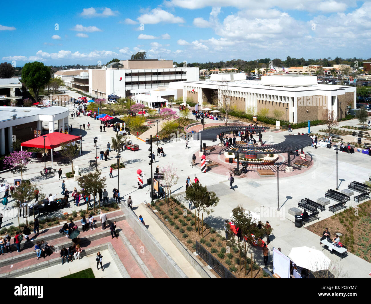 Riempire gli studenti del campus di una Santa Ana CA Community College a pranzo. Foto Stock