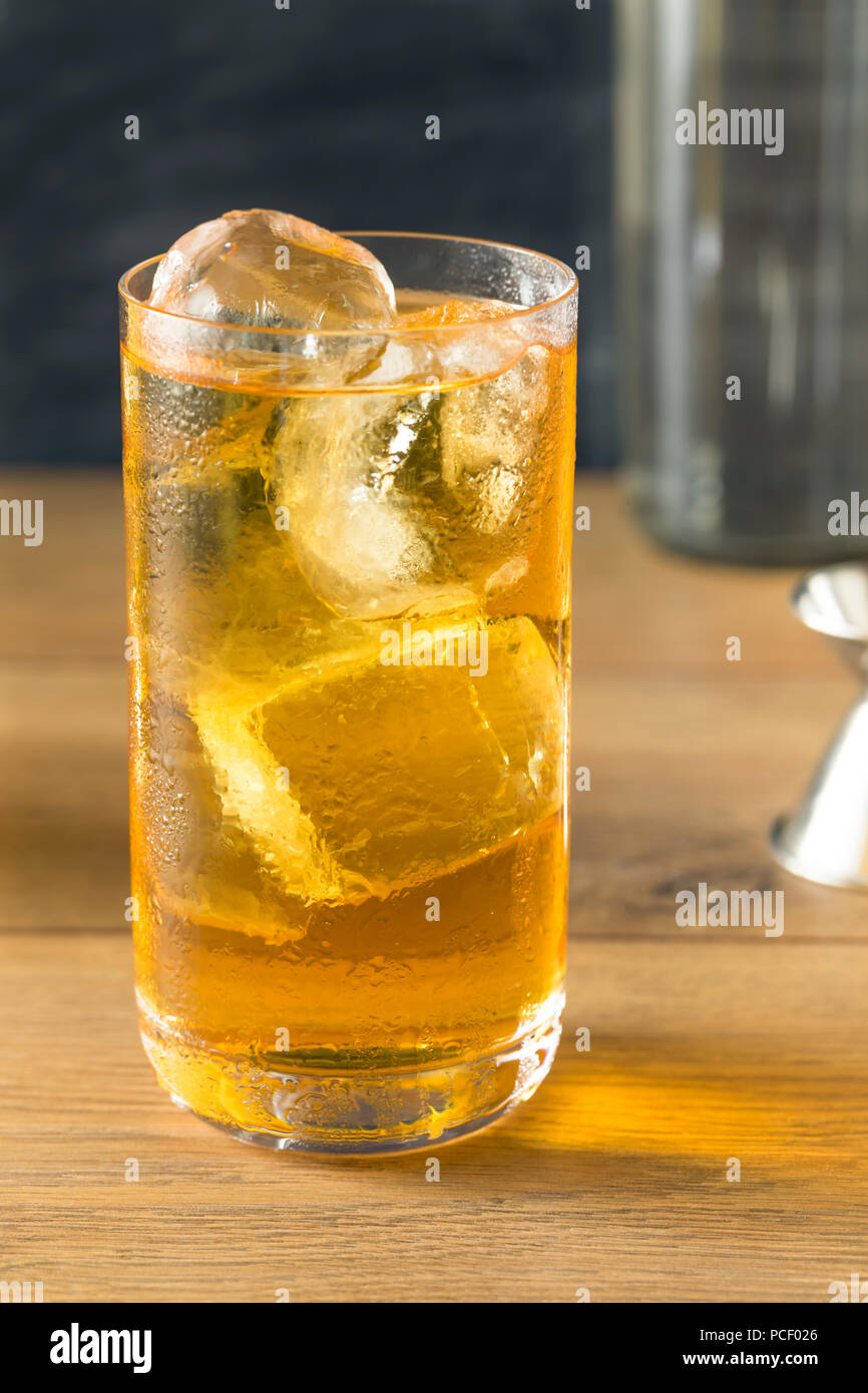 Il freddo di vodka e di Energy Drink cocktail con ghiaccio Foto Stock