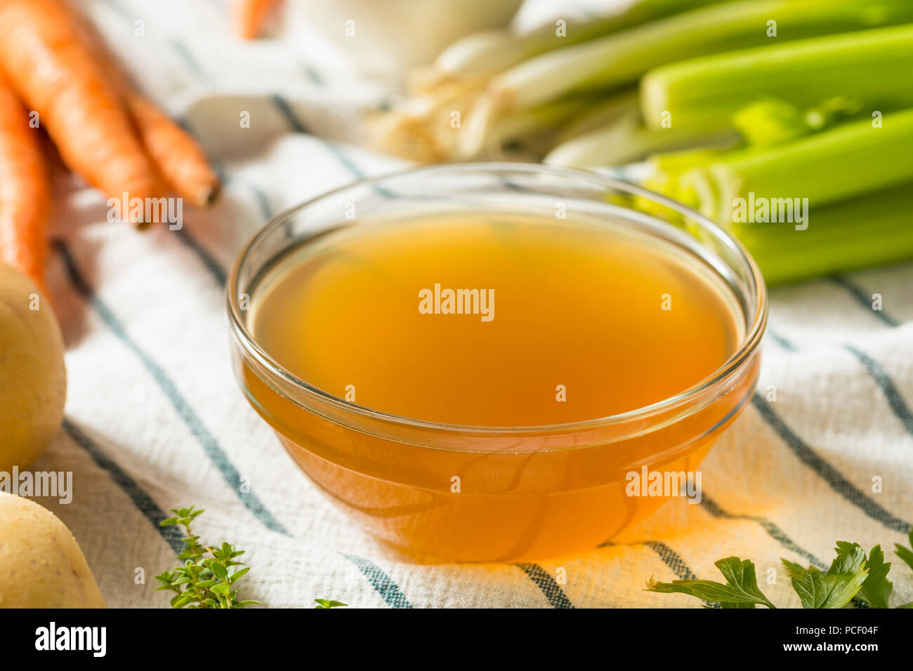 Organico cotto il brodo vegetale in una ciotola Foto Stock