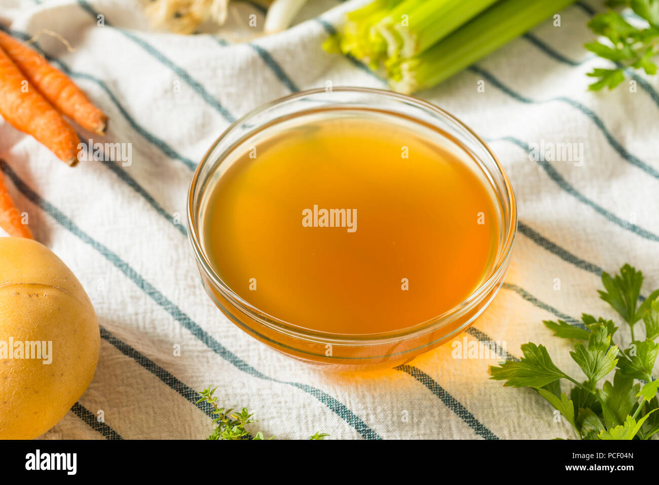 Organico cotto il brodo vegetale in una ciotola Foto Stock