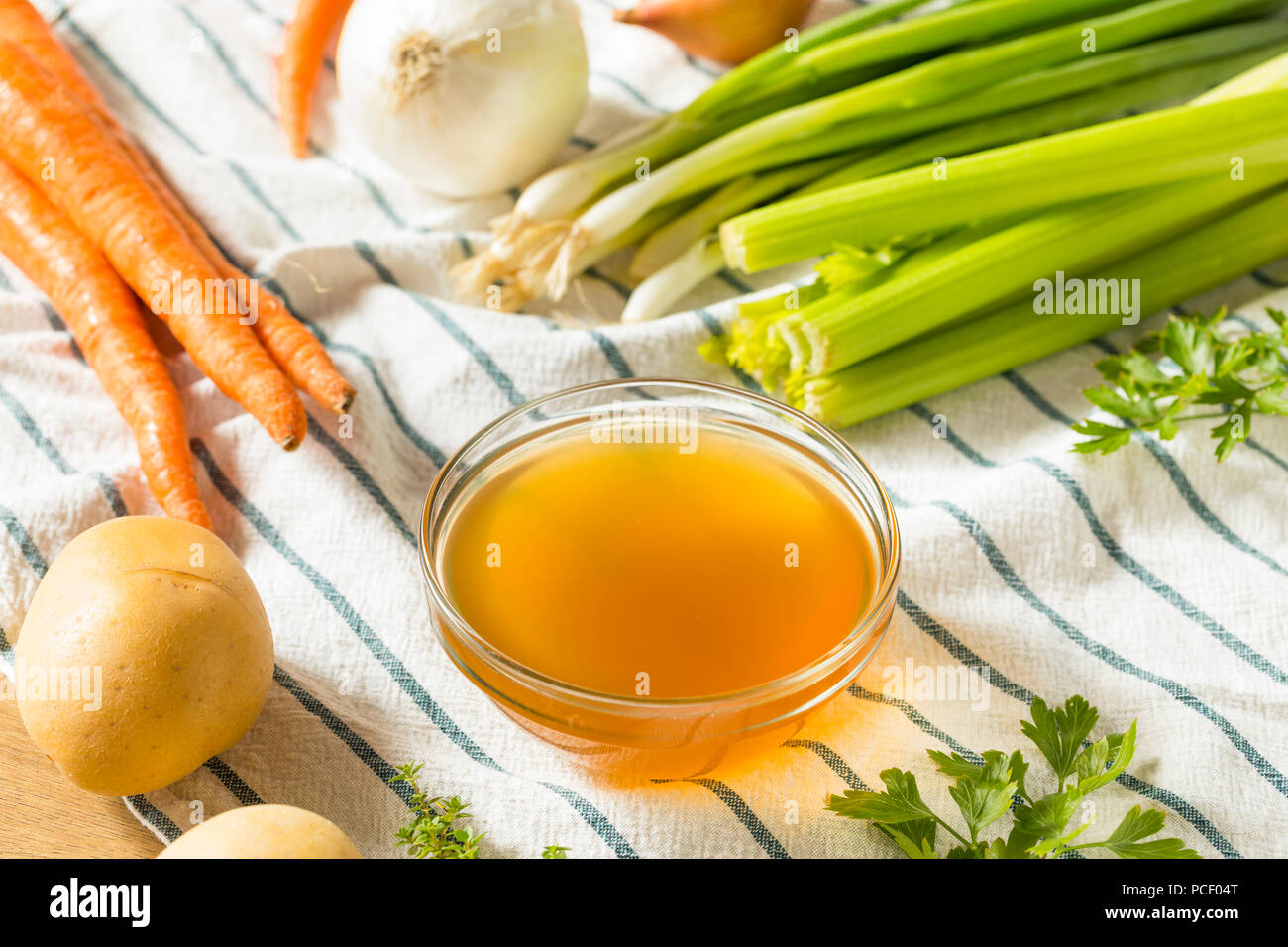 Organico cotto il brodo vegetale in una ciotola Foto Stock