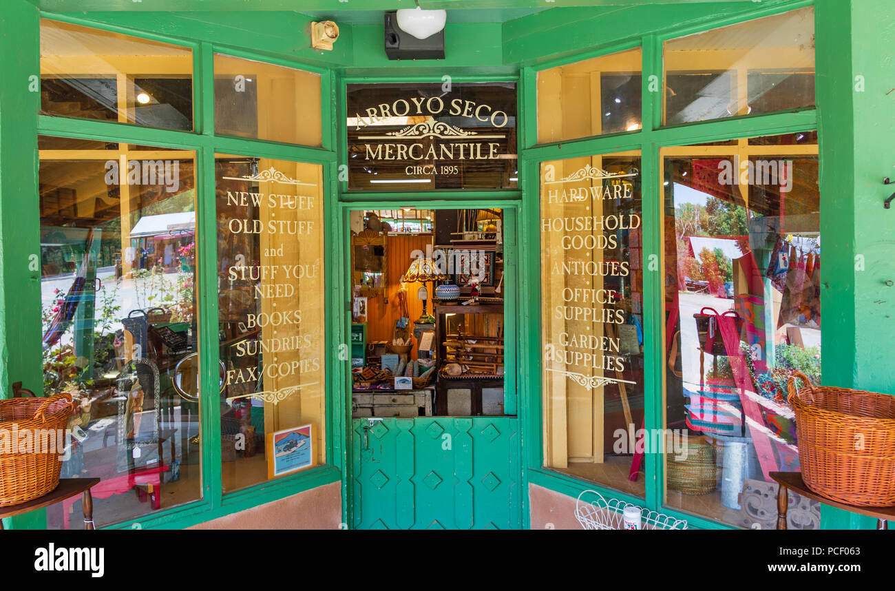 ARROYO SECO, NM, Stati Uniti d'America-12 luglio 18: La Arroyo Seco negozio Mercantile, sulla strada principale in questo piccolo villaggio vicino a Taos e risalente al 1895. Foto Stock