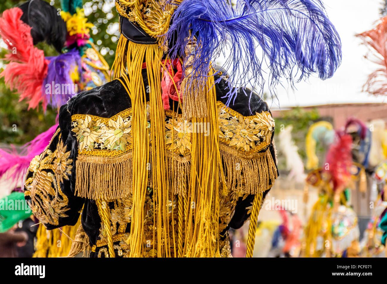 Parramos, Guatemala - 28 dicembre 2016: folk tradizionale costume ballerino & feather copricapo per la Danza dei Mori vicino a Colonial Antigua. Foto Stock