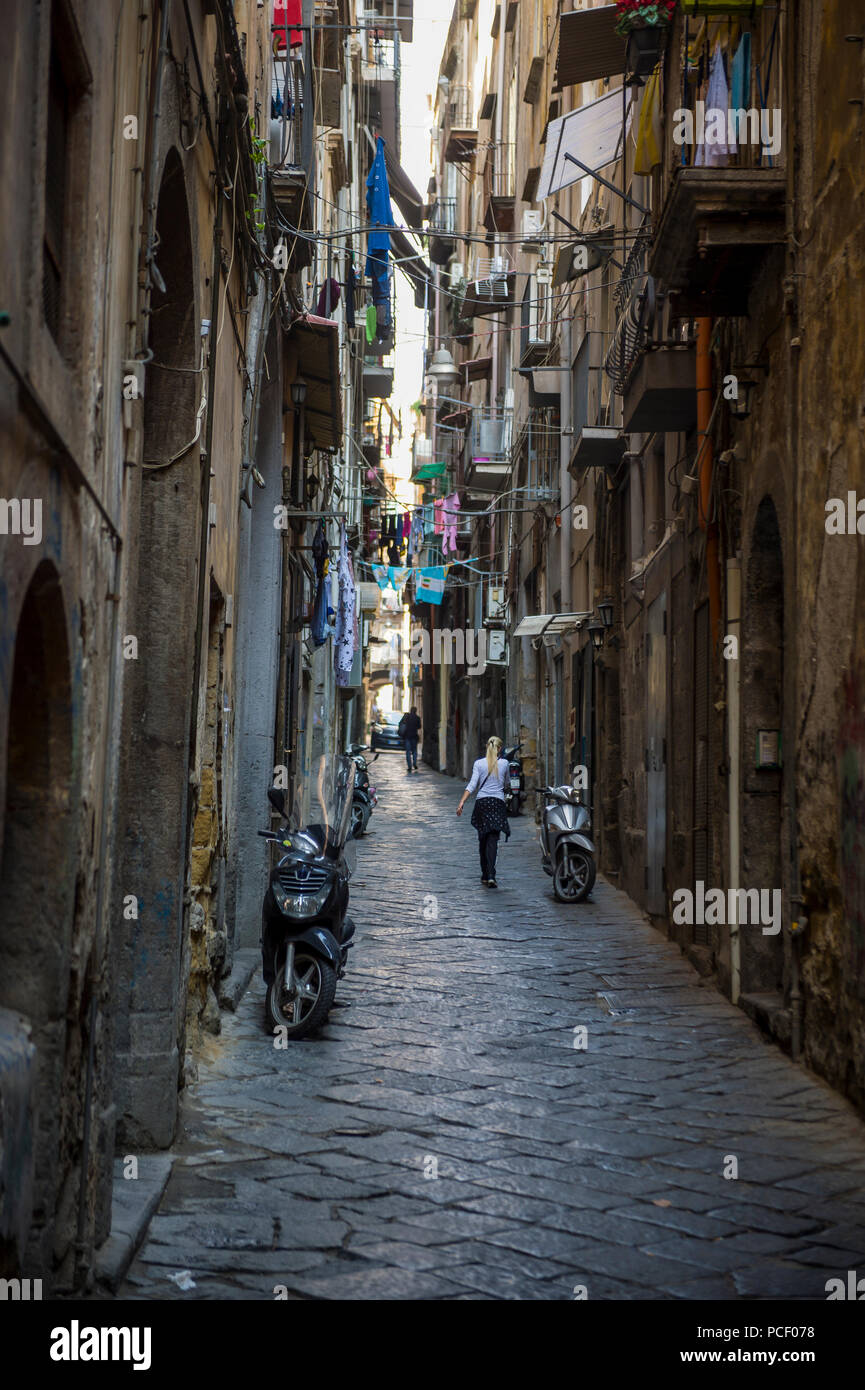 Vista di ombra scura vicolo del centro storico di Napoli. Foto Stock