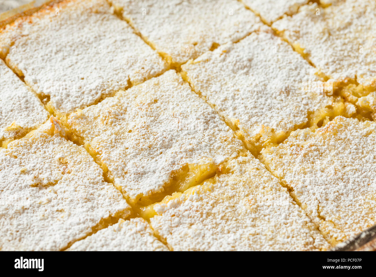 Dolci fatti in casa le barre di limone con lo zucchero in polvere per dessert Foto Stock