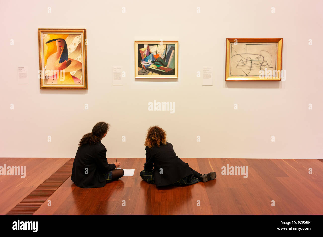 Gli studenti che studiano opere d'arte a Ian Potter Center, parte della Galleria Nazionale di Victoria che ospita collezioni di australiano e altri tecnica. Foto Stock