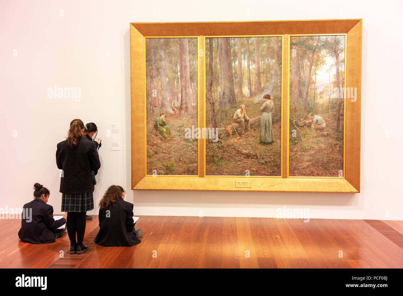 Gli studenti che studiano opere d'arte a Ian Potter Center, parte della Galleria Nazionale di Victoria che ospita collezioni di australiano e altri tecnica. Foto Stock