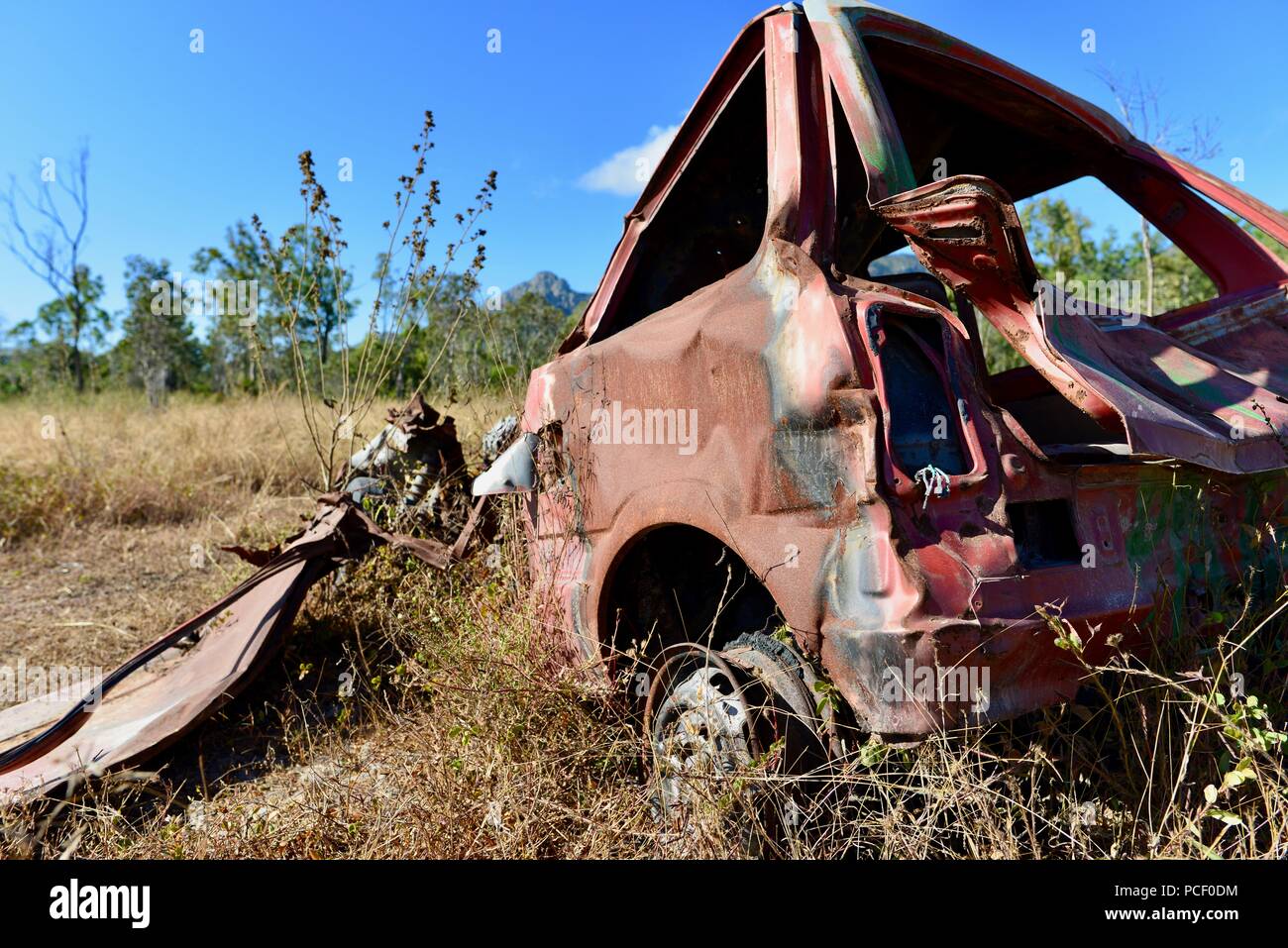 Arrugginita fuori auto abbandonate in un campo, Townsville, Queensland, Australia Foto Stock