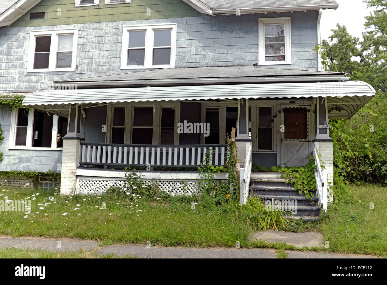 Vacante run-down house nel quartiere residenziale di East Cleveland a Cleveland, Ohio, USA. Foto Stock
