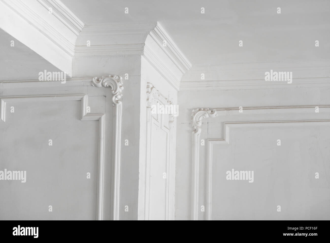 Semilavorato di stampaggio di gesso sul soffitto e colonne di gesso  decorativo finale. cartongesso e opere di pittura Foto stock - Alamy