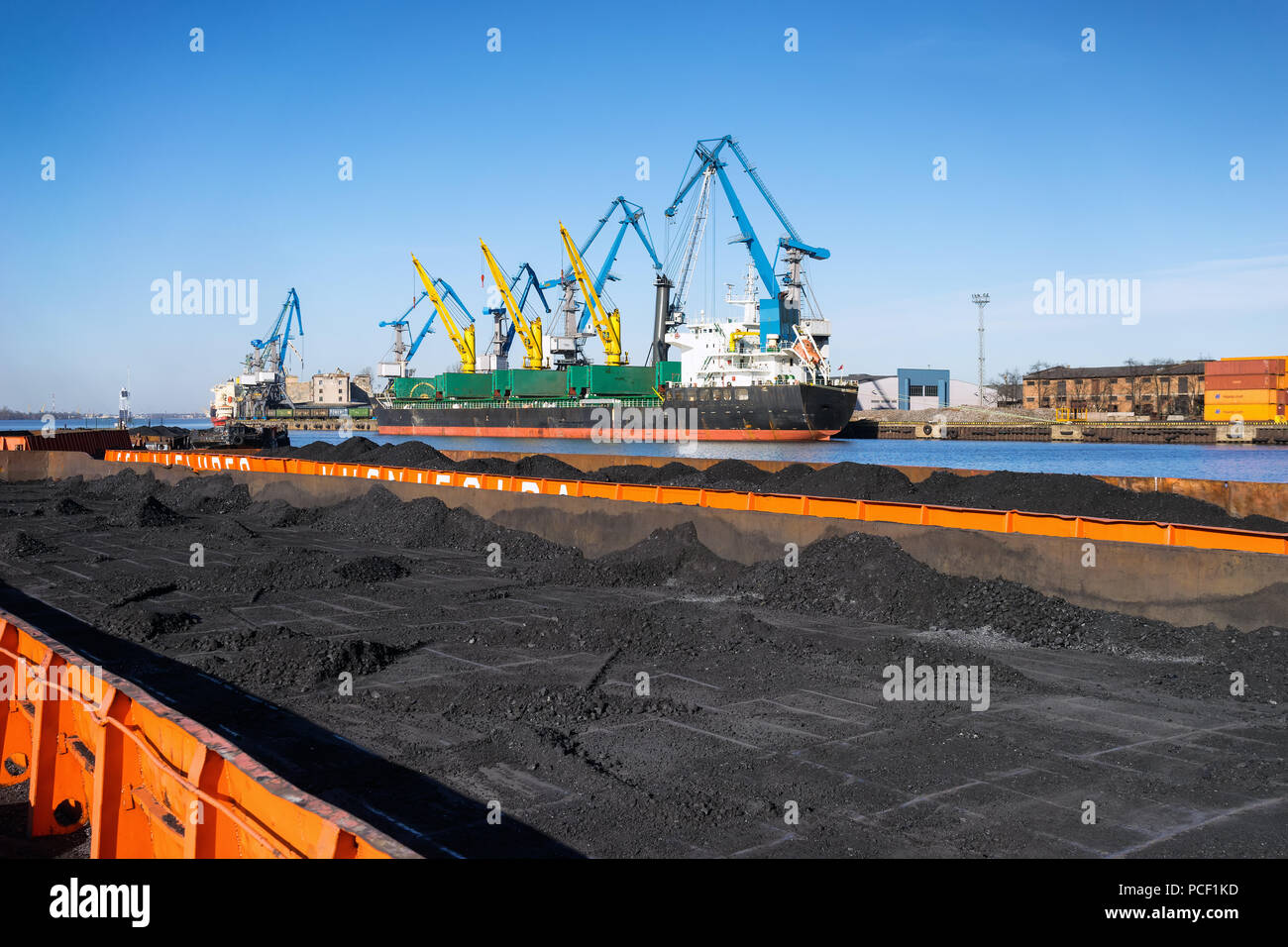 Il carico e lo scarico di carbone Gru nel porto del Mar Baltico. Lettonia Foto Stock