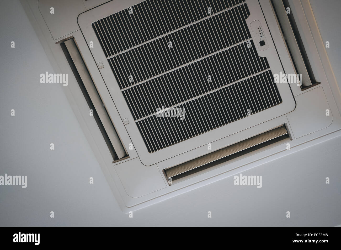 Cassetta montata tipo di condizionatore d'aria sul soffitto. Il sistema di ventilazione Foto Stock