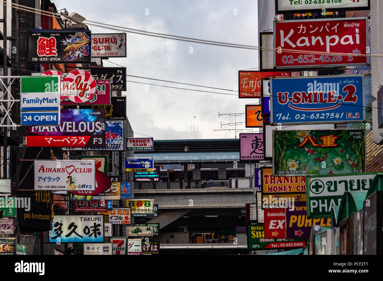 Bangkok, Tailandia - 30 Aprile 2018: segnali di strada pubblicità diverse attività commerciali per turisti in Silom Foto Stock