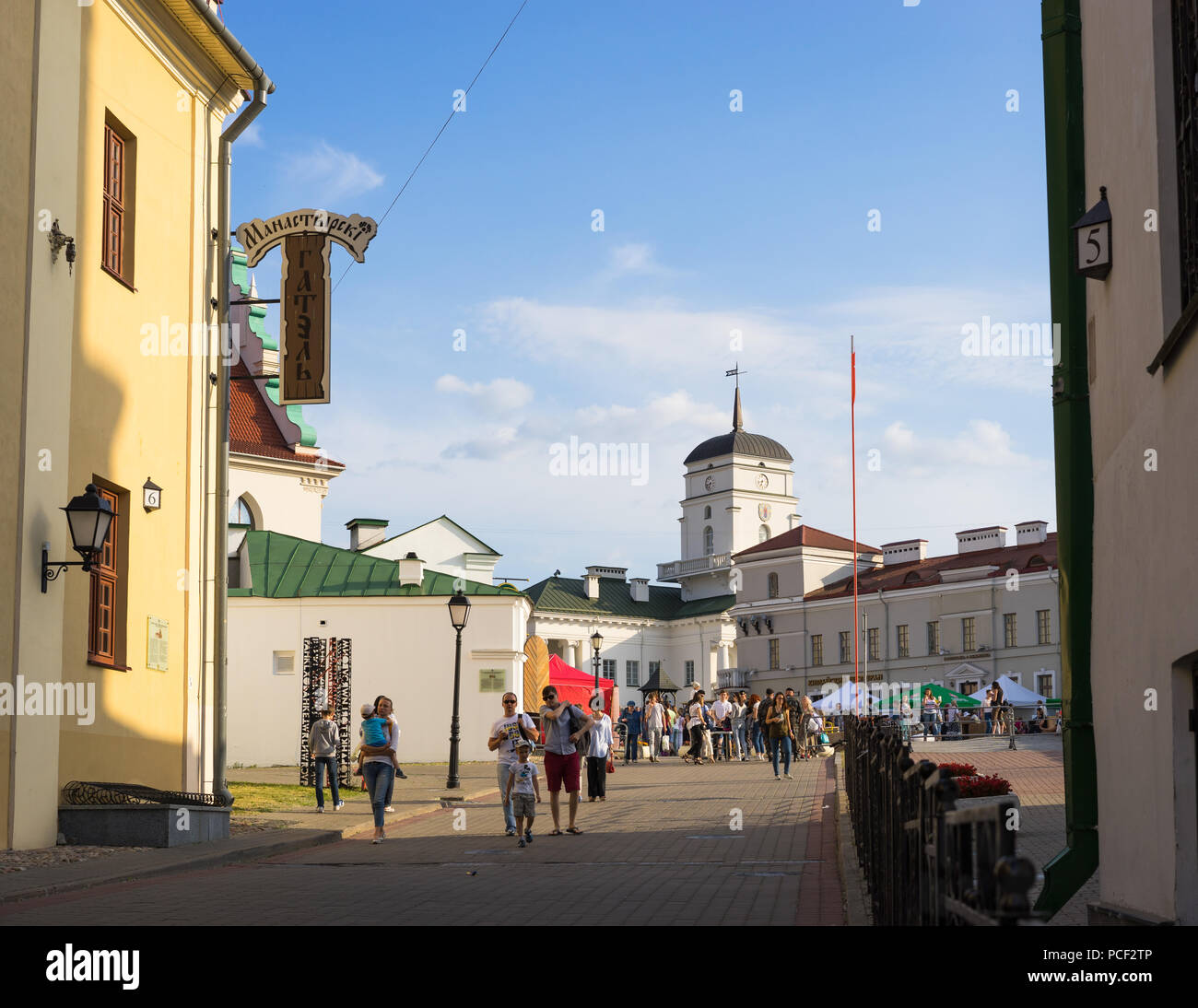 Minsk, Bielorussia - 2 Giugno 2018: Bellissimo edificio bianco del vecchio municipio situato nel centro storico della città. Piazza della Libertà, Città Alta, Minsk Foto Stock