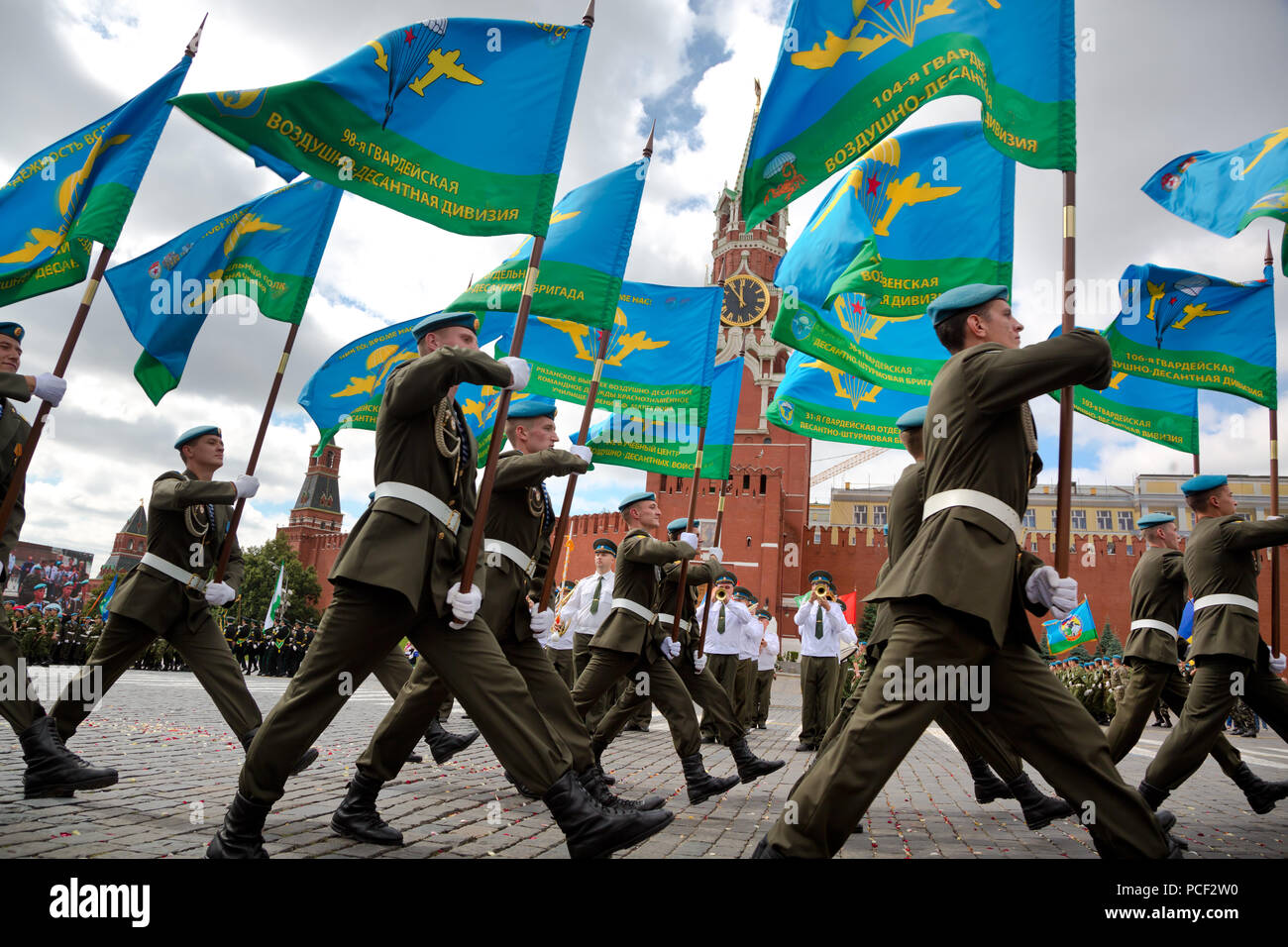 Paracadutisti parata militare durante il paracadutisti' Day celebrazione sulla Piazza Rossa di Mosca Foto Stock