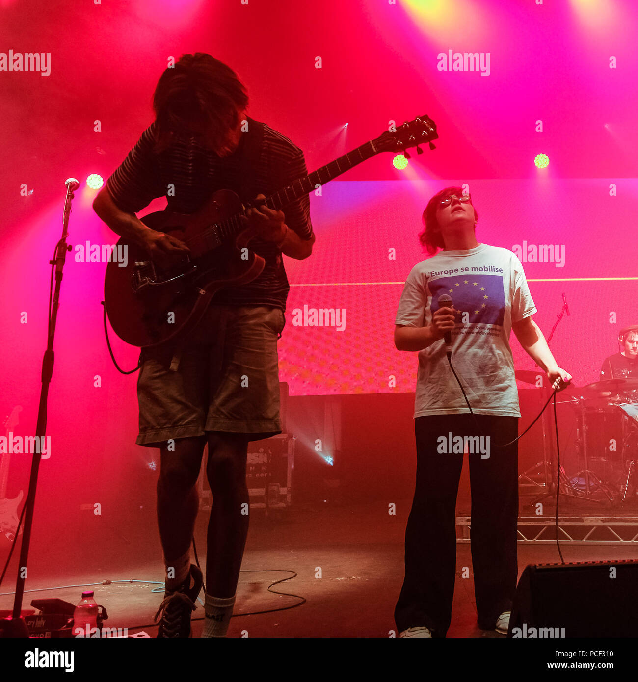 Profondità acqua profonda giocare D&B STADIO A WOMAD sabato 28 luglio 2018 tenutasi a Charlton Park, Wiltshire . Nella foto: Frankie Bowmaker , chitarra solista , Talia Cohen, Vocals, Jimmy Sheals , tamburi, Bernard Steen. Foto Stock