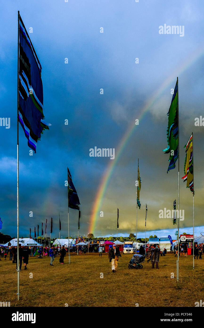 Un arcobaleno appare sopra WOMAD domenica 29 luglio 2018 tenutasi a Charlton Park, Wiltshire . Nella foto: in seguito ad una giornata di pioggia e sole, un arcobaleno completo appare sopra il festival alla chiusura della giornata. Foto Stock