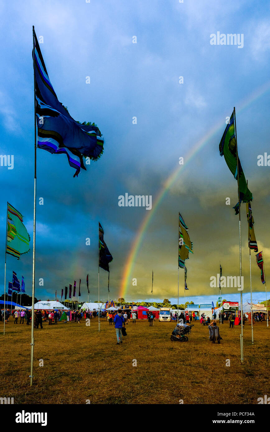 Un arcobaleno appare sopra WOMAD domenica 29 luglio 2018 tenutasi a Charlton Park, Wiltshire . Nella foto: in seguito ad una giornata di pioggia e sole, un arcobaleno completo appare sopra il festival alla chiusura della giornata. Foto Stock