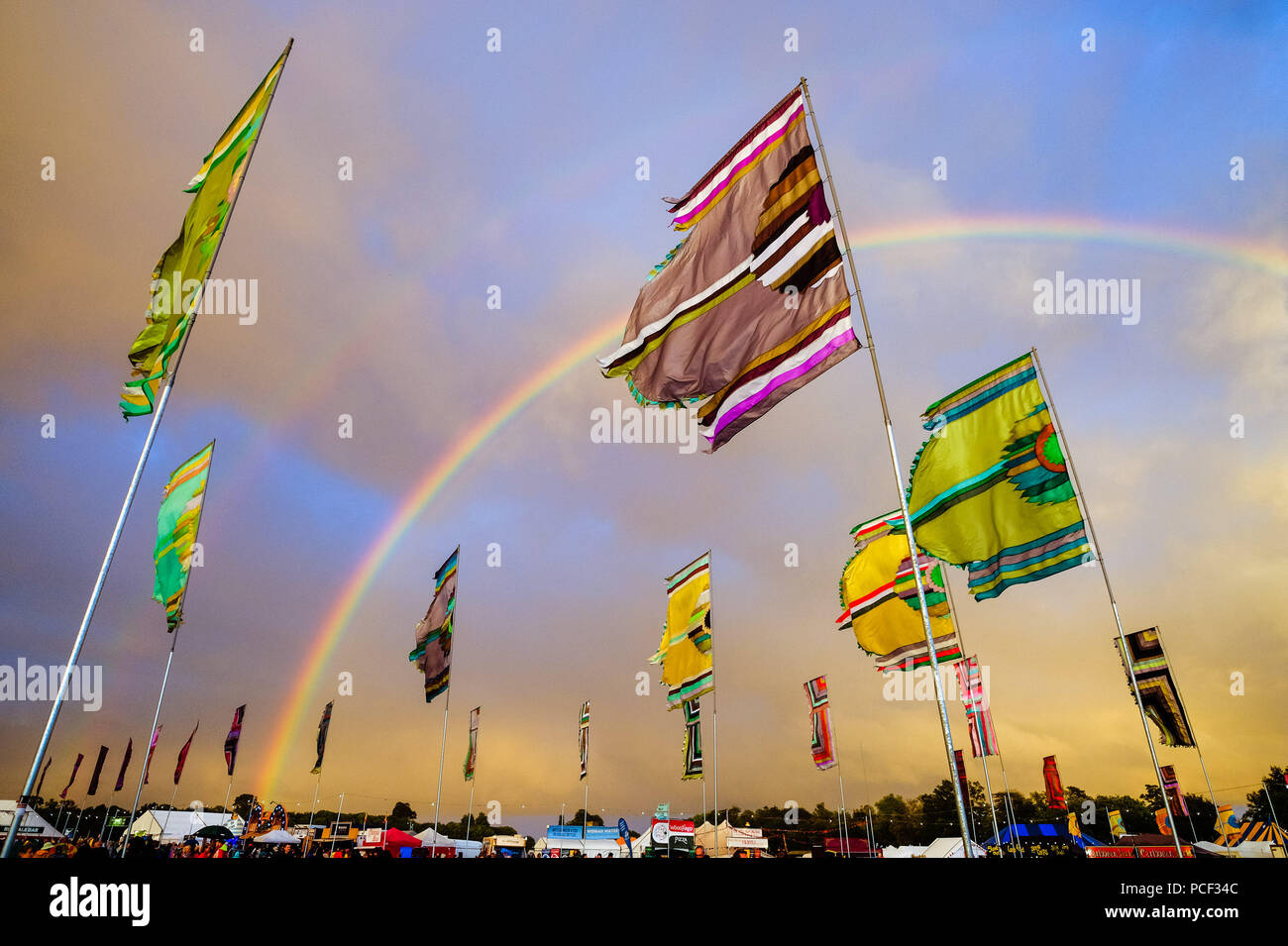 Un arcobaleno appare sopra WOMAD domenica 29 luglio 2018 tenutasi a Charlton Park, Wiltshire . Nella foto: in seguito ad una giornata di pioggia e sole, un arcobaleno completo appare sopra il festival alla chiusura della giornata. Foto Stock