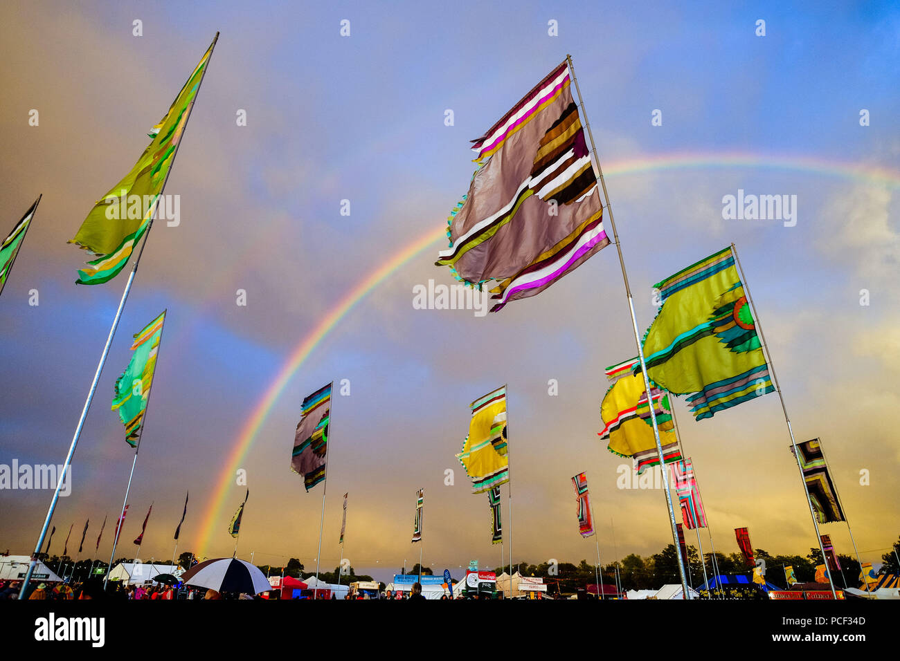 Un arcobaleno appare sopra WOMAD domenica 29 luglio 2018 tenutasi a Charlton Park, Wiltshire . Nella foto: in seguito ad una giornata di pioggia e sole, un arcobaleno completo appare sopra il festival alla chiusura della giornata. Foto Stock