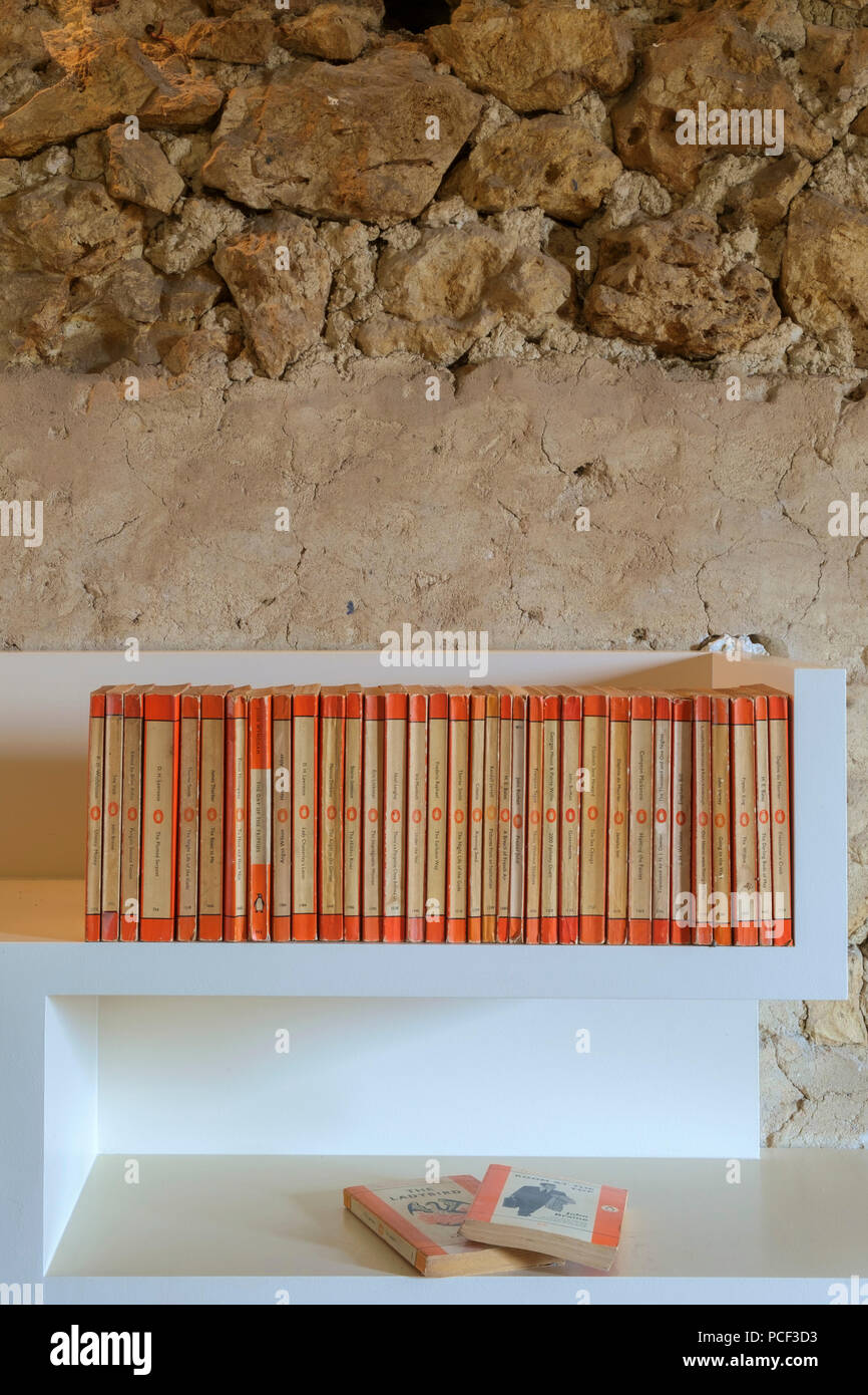 Hautefage le Tour e Lot et Garonne, Francia - 2° ottobre 2017: una grande collezione di vintage Pinguino Libri su uno scaffale utilizzati come decorazione in un retrò ispirato casa vacanze interni. Foto Stock